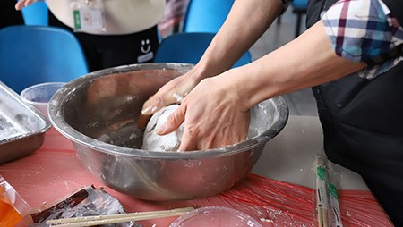 正月十五鬧元宵，歡歡喜喜包湯圓